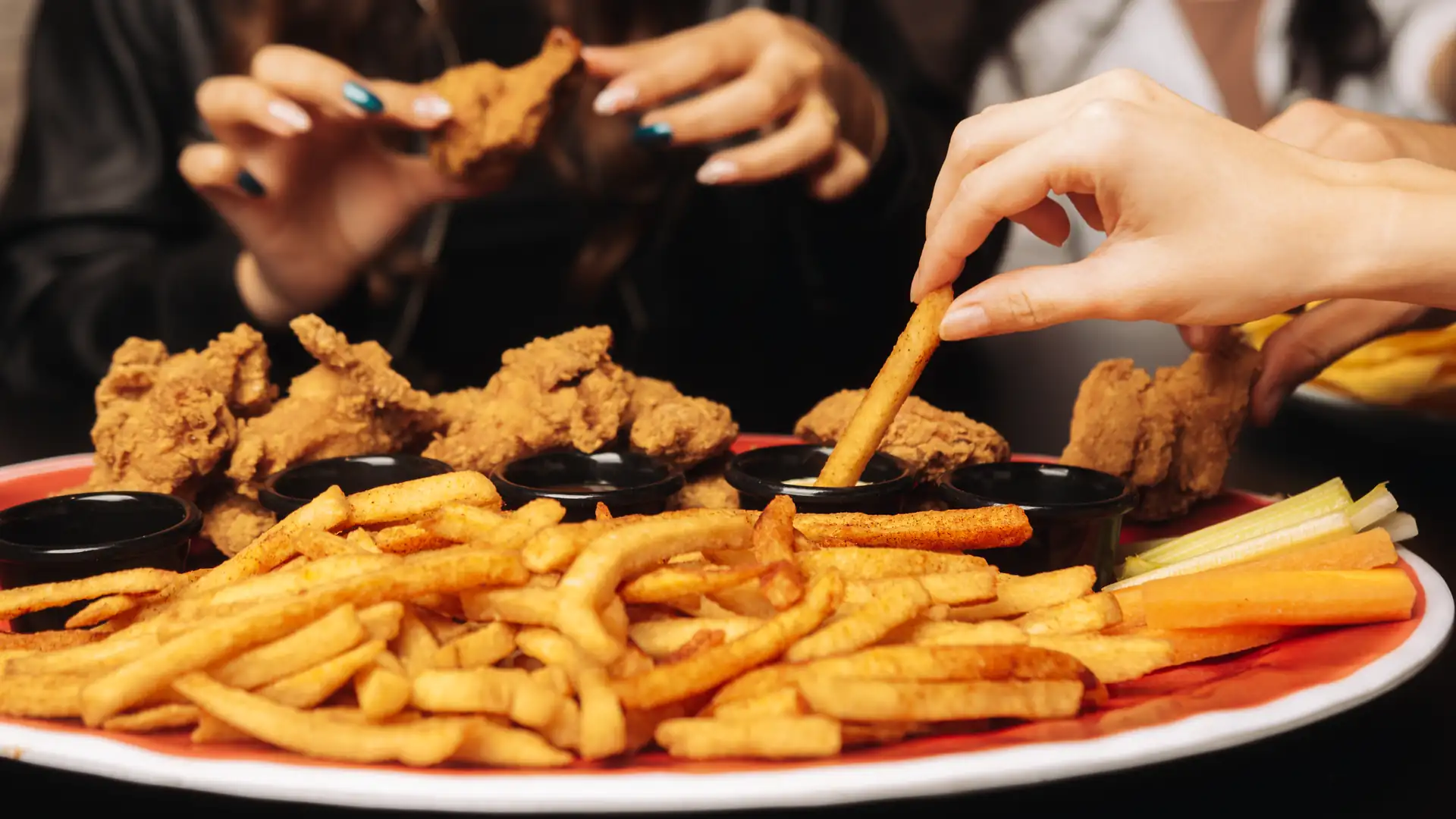Plato de alitas y papas para compartir
